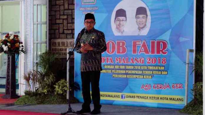 Wali Kota Malang Sutiaji meninjau stan peserta job fair 2018 di Aula Skodam V Brawijaya, Rabu (14/11). (Aziz Ramadani/MVoice)