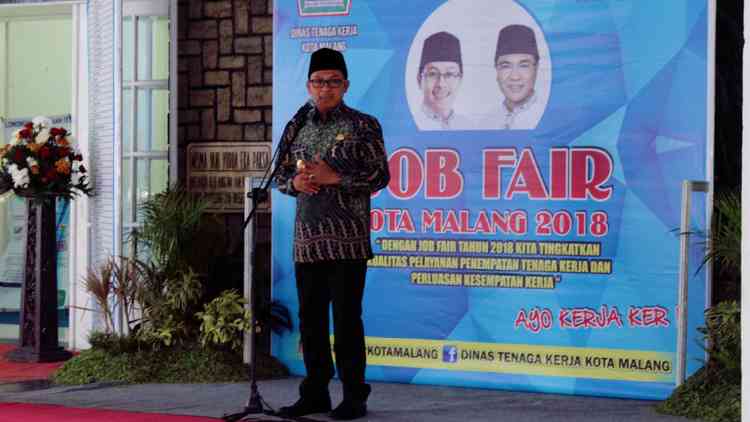 Wali Kota Malang Sutiaji meninjau stan peserta job fair 2018 di Aula Skodam V Brawijaya, Rabu (14/11). (Aziz Ramadani/MVoice)