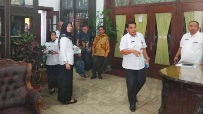 Tim KPK dari Divisi Pencegahan (berpakaian batik) didampingi Sekda Wasto usai melakukan pertemuan dengan Wali Kota Malang Sutiaji di Balai Kota Malang, Rabu (7/11). (Aziz Ramadani/MVoice)