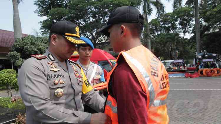 Kapolres Malang AKBP Yade Setiawan Ujung, saat meninjau kesiapan anggota satgas Bhayangkara dan melaunching mobil satgas Bhayangkara Siaga Bencana. (Toski D)
