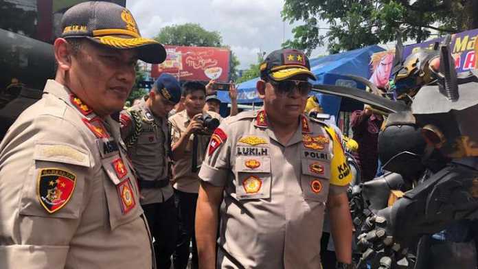 Kapolda Jatim Irjen Pol Lucky Hermawan mengecek kesiapan anggota di Pospam Malang Kota. (Istimewa)