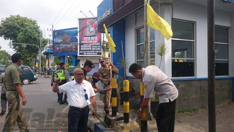 Bawaslu Kabupaten Malang ‘Bersih-Bersih’ APK Melanggar Aturan