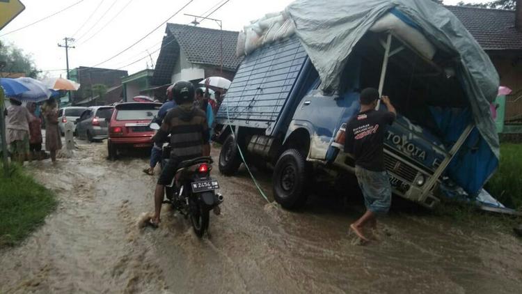 Kondisi banjir di Singosari, tampak Sebuah truk terperosok. (Istimewa/PMI)