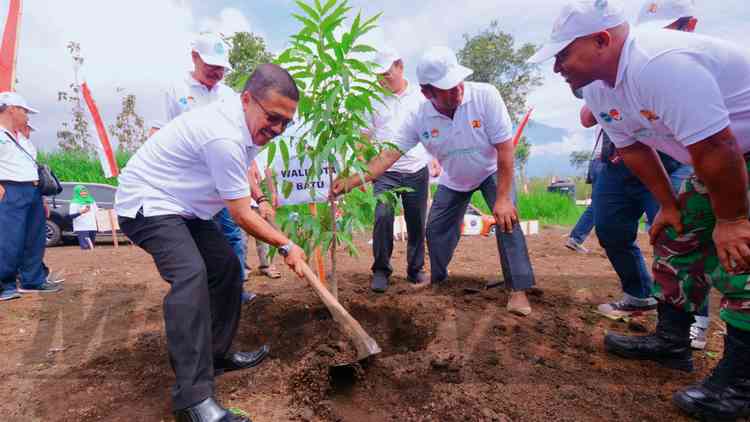 Langkah Reboisasi dan Peringatan HMPI, BBWI Tanam Ribuan Pohon di Oro-Oro Dowo