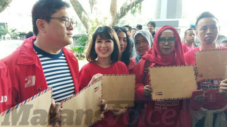 Aksi Ketum PSI Grace Natalie ‘Sobek Amplop’ Dihadapan Anggota DPRD Kota Malang