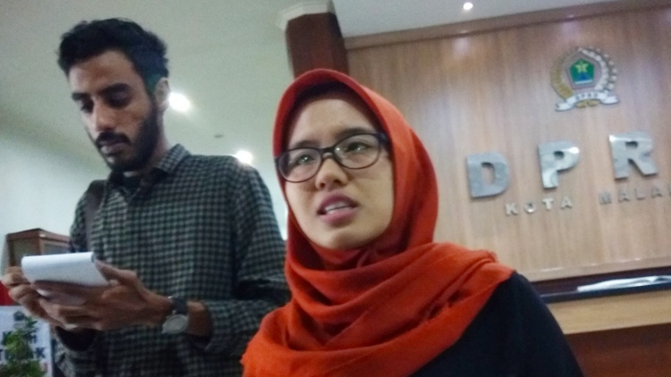 Badan Pekerja MCW, Intan Dita di DPRD Kota Malang, Rabu (30/1). (Aziz Ramadani /MVoice)