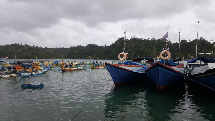 Angin Kencang Diiringi Gelombang Tinggi Bikin Nelayan Tak Melaut
