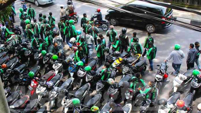 Ratusan driver mengatasnamakan Asosiasi Driver Grab Malang Raya unjuk rasa di depan DPRD Kota Malang, Selasa (15/1). (Aziz Ramadani/ MVoice)