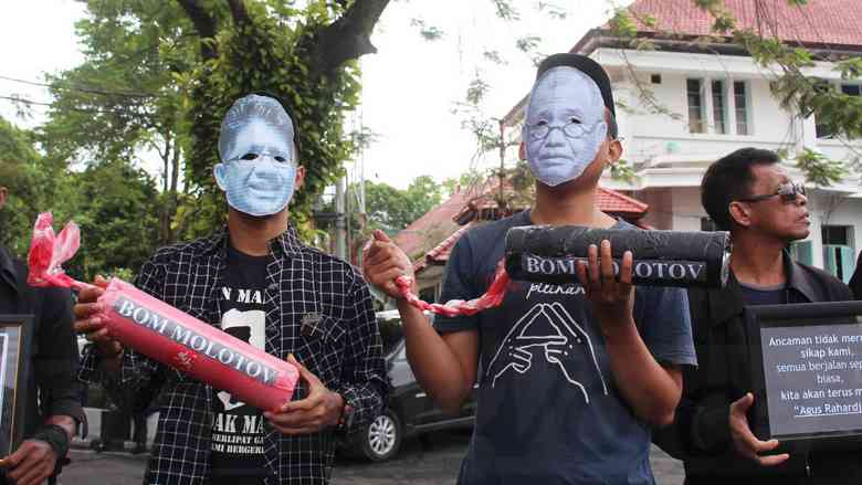 ‘Bom Molotov’ Warnai Aksi Dukungan KPK di Depan Balai Kota Malang