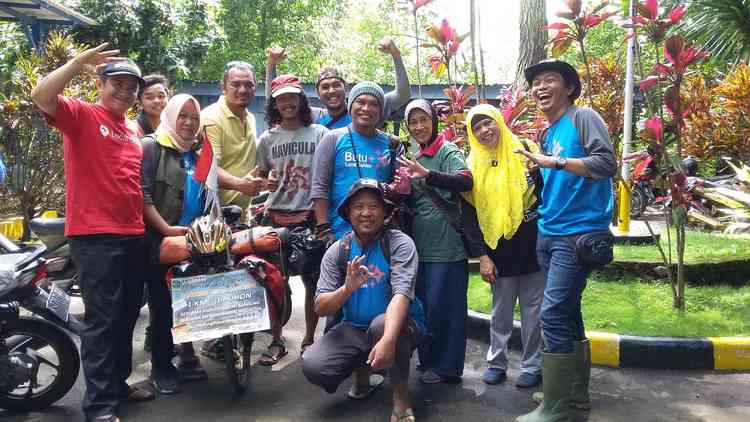 Demi Tanam Pohon, Pemuda Asal Bandung Bersepeda ke Kota Batu