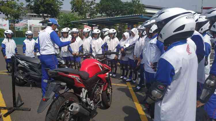 MPM Honda Gandeng Polrestabes Surabaya Gelar Safety Riding Bagi Pelajar