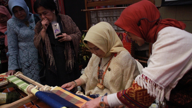 Dewanti Ajak Masyarakat Peduli Batik Nusantara