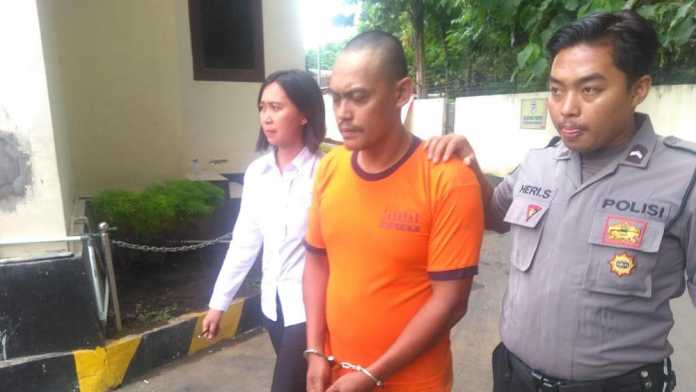 Tersangka Edi Hartono ketika digelandang petugas UPPA Polres Malang. (Istimewa).