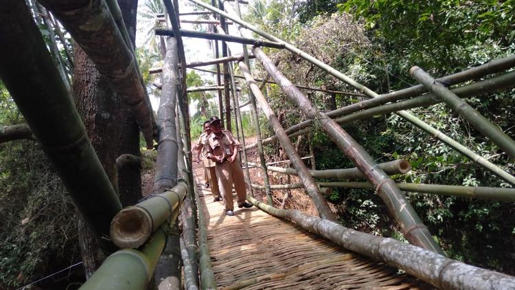 Warga Sumbermanjing Kulon Gotong-royong Buat Jembatan Darurat
