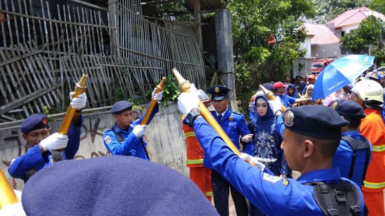 Prosesi Nozzle Pora Antarkan Anggota Damkar Kabupaten Malang ke Pelaminan