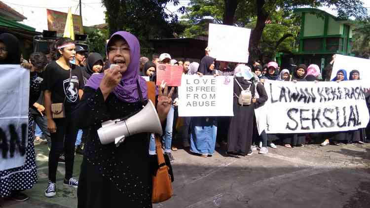 Ratusan Massa Gelar Unjuk Rasa di Depan Dinas Pendidikan Kota Malang, Ada Apa?