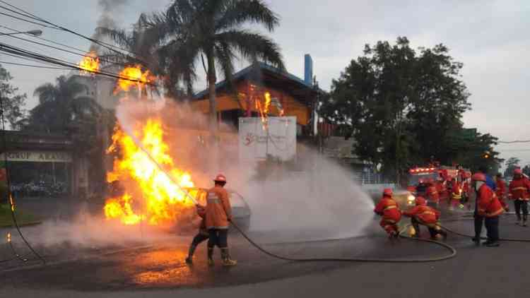 Mobil Tanpa Tuan Terbakar di Panji Suroso