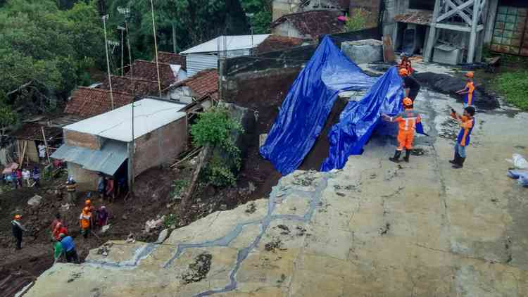 Hujan Deras, Tembok Pabrik Kerupuk Roboh Terjang Rumah Warga