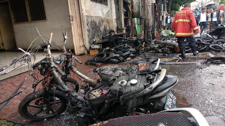Kios Tambal Ban Terbakar, Satu Korban Luka dan Tiga Motor Gosong Terkena Api