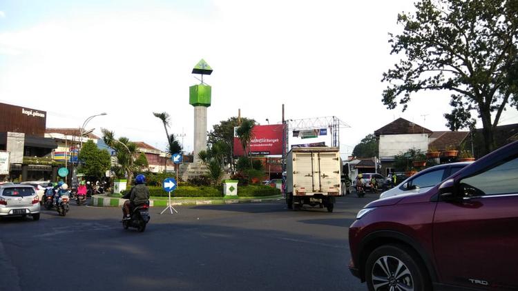 Kembali Rekayasa Jalur, Kali ini di Bundaran UKS Jalan Bandung – Oro-Oro Dowo