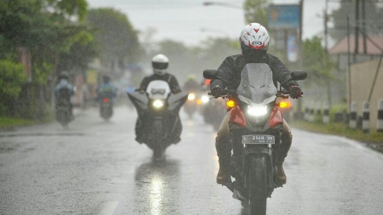 MPM Bagikan Tips Berkendara Aman Saat Musim Hujan