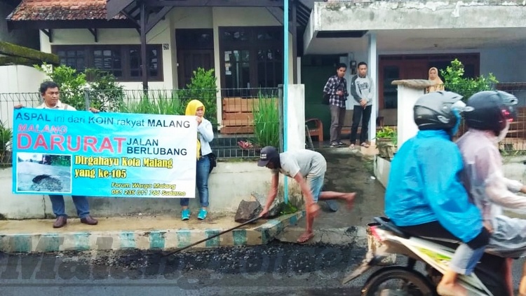 Rayakan HUT Kota Malang, Warga Tambal Jalan Berlubang Hasil Penggalangan Koin