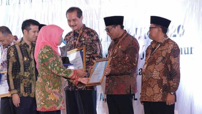 Wakil Wali Kota Malang Sofyan Edi terima penghargaan dari Gubernur Jatim Khofifah, Sela