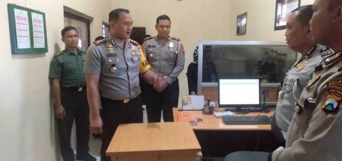 Kapolres Malang AKBP Yade Setiawan Ujung saat meninjau kantor pelayanan 3 in 1 di Pagak.
