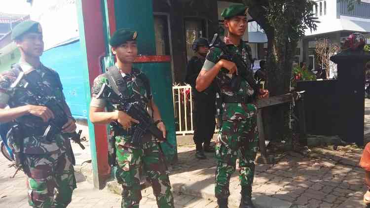 Aparat Bersenjata Laras Panjang Jaga Kelurahan Sumbersari