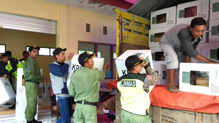 Dikawal Polisi, KPU Kota Batu Distribusikan Ribuan Logistik Pemilu 2019 ke TPS