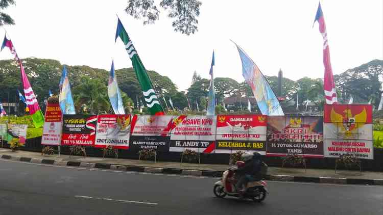 Monumen Tugu Malang Dipenuhi Papan Ucapan Dukung KPU