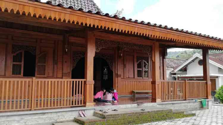 Keindahan Masjid Padang Mahsyar Kota Batu