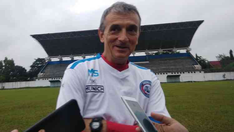 Pelatih Arema FC Tak Masalahkan Adaptasi Permain Anyar