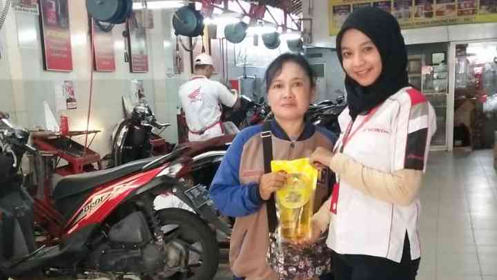 Peringati Hari Kartini, MPM Honda Berikan Paket Sembako Gratis