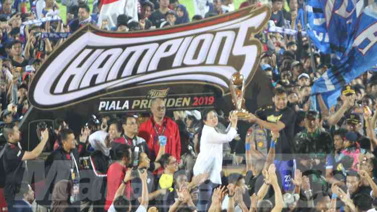 Gantikan Jokowi, Puan Maharani Serahkan Trofi Piala Presiden ke Arema FC
