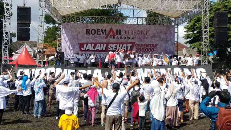 Ribuan Relawan Prabowo – Sandi Padati Lapangan Cengger Ayam