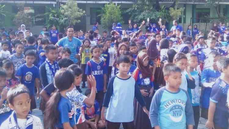 Dukung Arema FC, Siswa SDN Bareng 3 Nyanyikan Lagu Arema Lengkap dengan Atribut