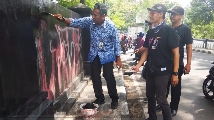 Masyarakat Cat Ulang Bekas Vandalisme di Jalan Majapahit