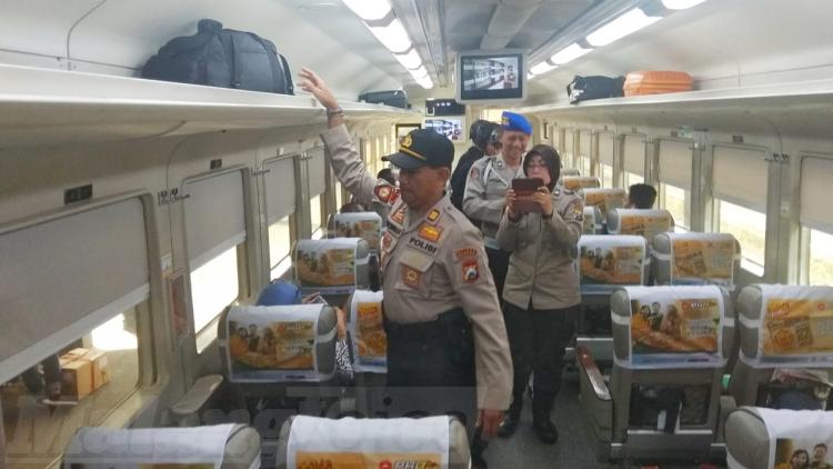 Antisipasi People Power, Polisi Razia Penumpang Stasiun Kota Baru Tujuan Jakarta