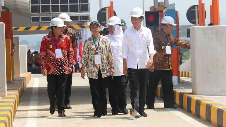 Presiden RI, Joko Widodo saat memantau tol Malang - Pandaan setelah diresmikan, Senin (13/5). (istimewa)