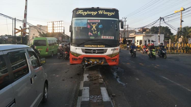 Diduga Rem Blong, Bus “Nyangkut” di Median Jalan