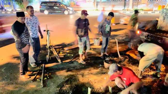 Wali Kota Malang Sutiaji memantau perbaikan infrastruktur di Jalan Aris Munandar, Kamis malam (9/5). (Humas Pemkot Malang)