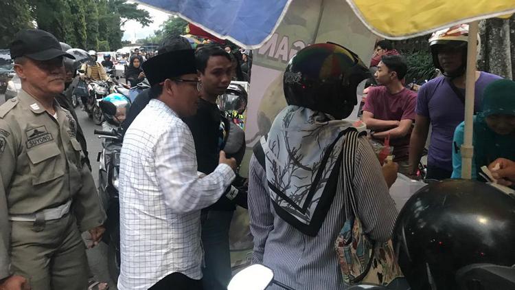 Wali Kota Malang Sutiaji menegur penjual takjil di Jalan Veteran, Jumat (10/5). (Humas Pemkot Malang)
