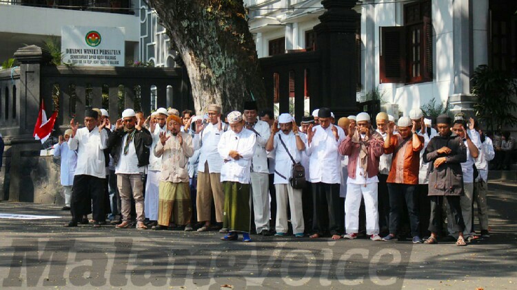 Massa Berbaju Putih Salat Gaib di depan DPRD Kota Malang, Ini yang Disuarakan