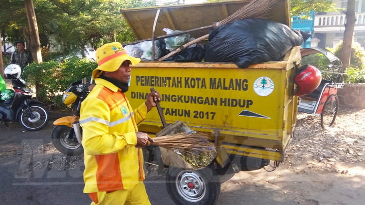 Petugas kebersihan DLH Kota Malang saat mengangkut sampah