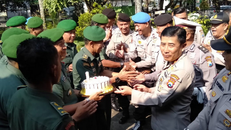 Koramil Klojen Beri Kejutan Anggota Polsek di HUT ke-73 Bhayangkara