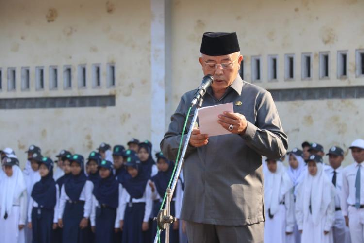 Plt Bupati Malang HM Sanusi saat menjadi Inspektur upacara pls. (Istimewa/humas).