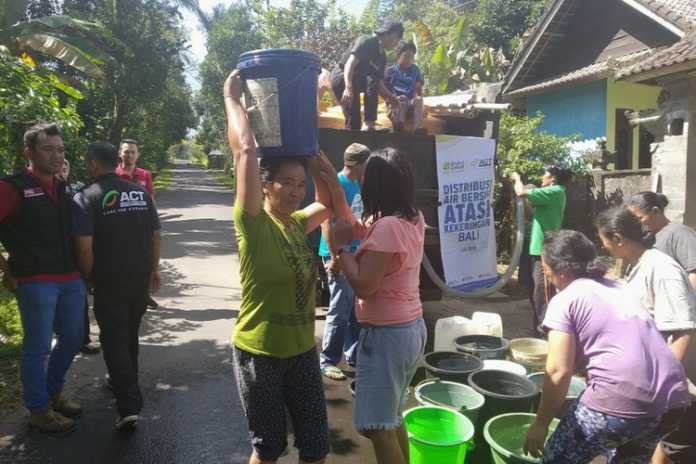 Bantuan air bersih di Karangasem. (Istimewa)