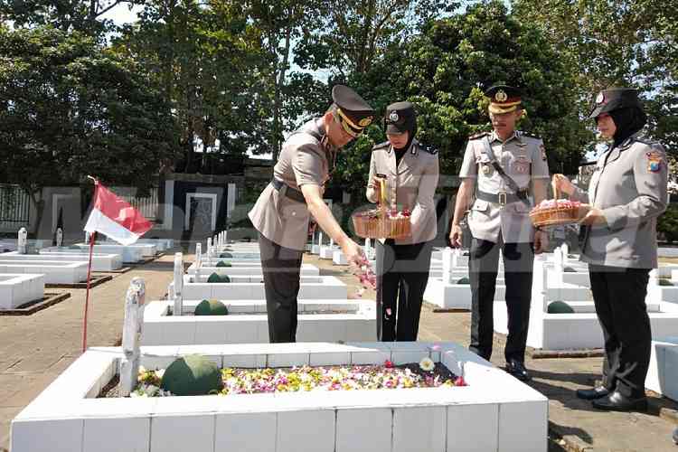 HUT Ke 73 Bhayangkara, Polres Batu Gelar Ziarah ke Makam Pahlawan