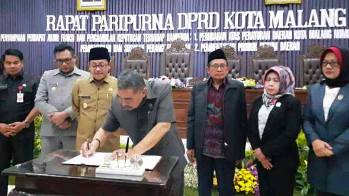 Penandatanganan persetujuan Ranperda Perubahan Atas Peraturan Daerah Kota Malang Nomor 7 Tahun 2016 Tentang Pembentukan dan Susunan Perangkat Daerah, Rabu (24/7).(Aziz Ramadani MVoice)